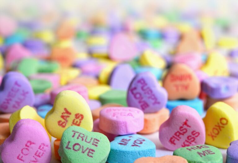 6 amazing marketing ideas for Valentine's Day 2022 (+ free tool inside!)