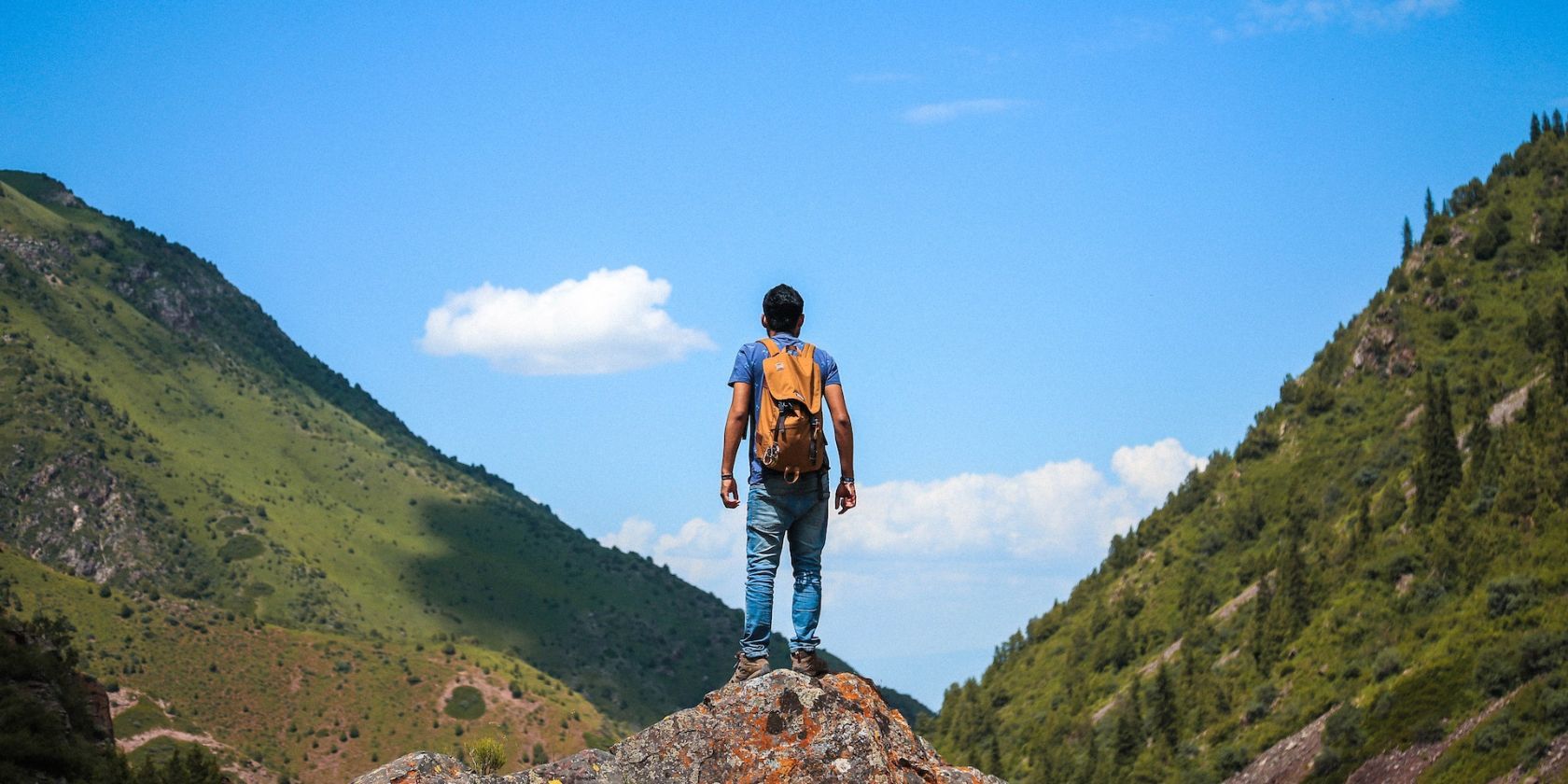 7 powodów, dla których powinieneś zrobić sobie przerwę od mediów społecznościowych Man exploring nature