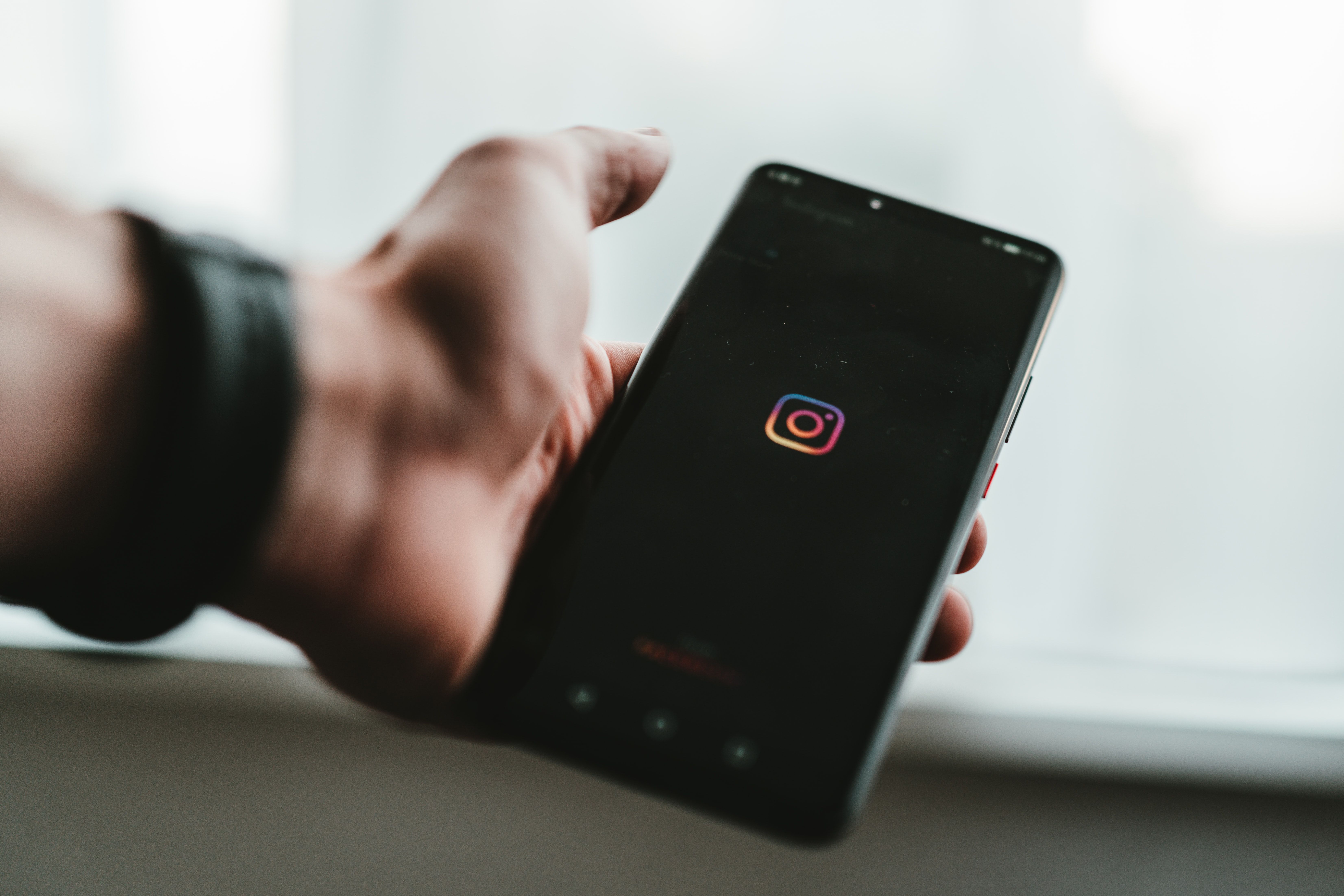 Jak zmienić stronę eksploracji na Instagramie Person holding phone