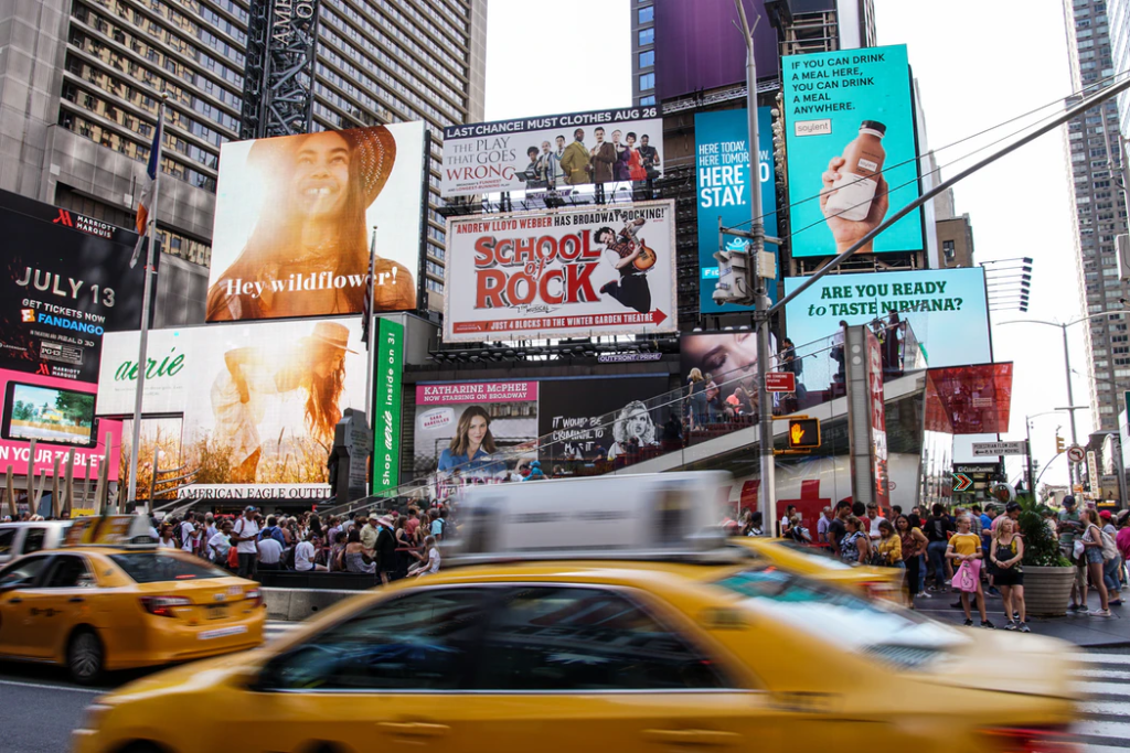 15 przykładów reklam promocyjnych dla Twojej marki (bezpłatne narzędzia + zasoby w zestawie) Promotion vs advertising times square promotional ads simplified copy ai 1024x683