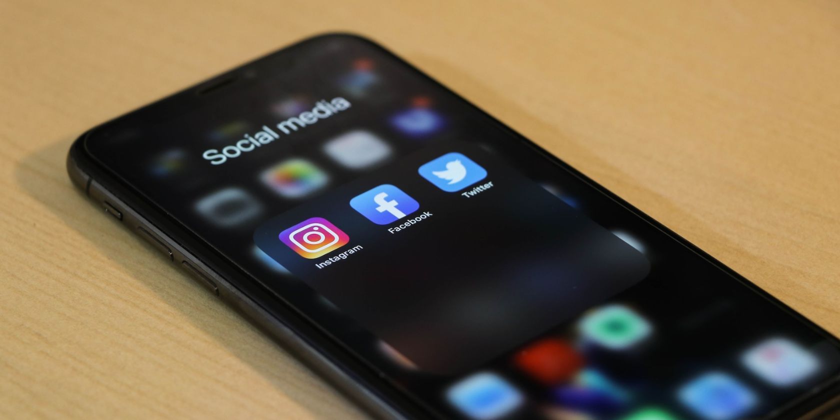 Jak fotografowie mogą rozwijać zdrowsze relacje z Instagramem: 8 wskazówek Social media apps on mobile phone