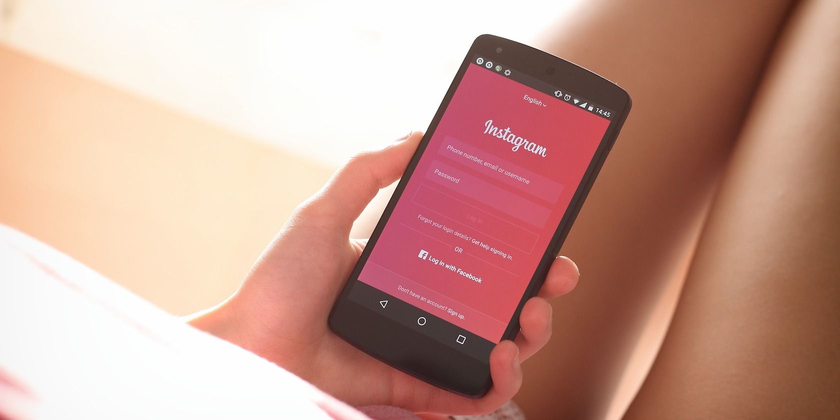 Czy przeglądający prywatne konta na Instagramie są legalni? Instagram app login page