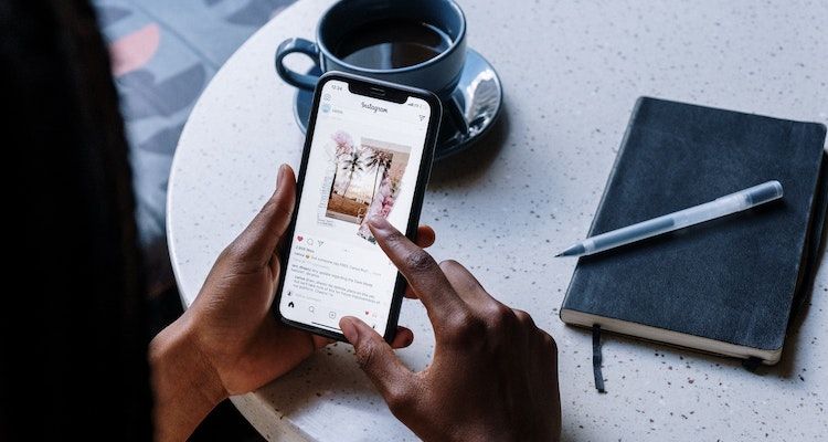 Osoba trzymająca smartfon z Instagramem