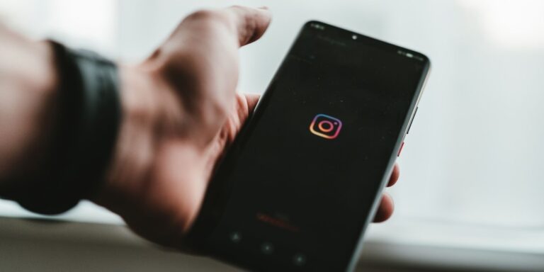 How to add an account to your favorites list on Instagram