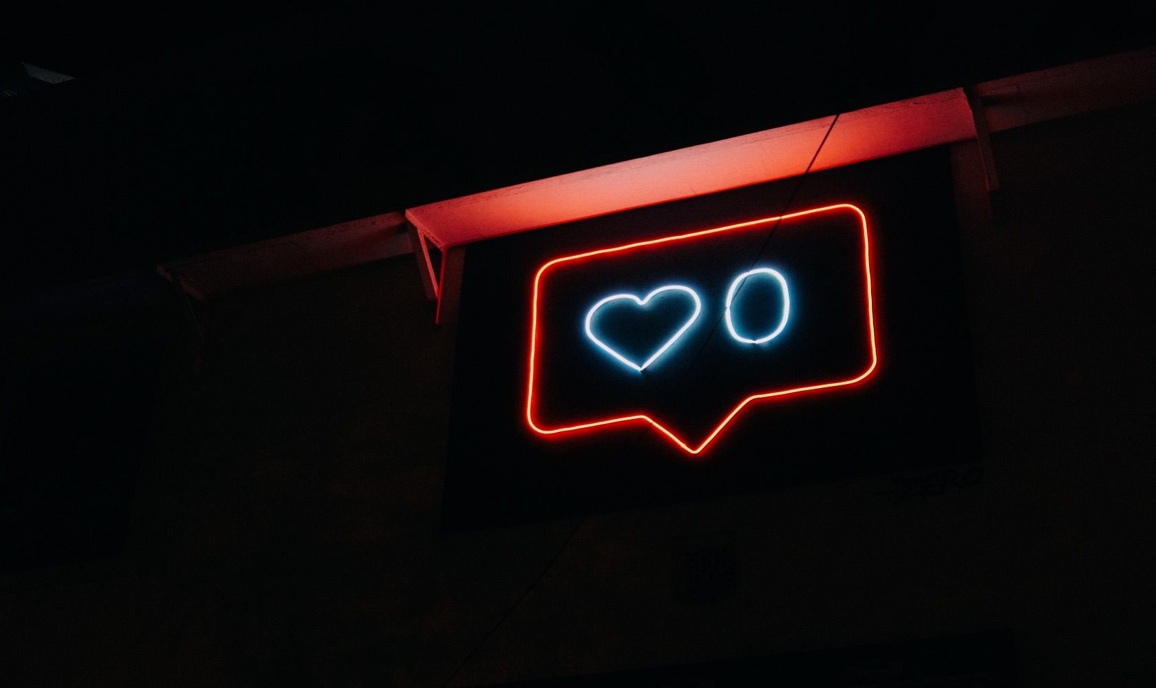 Jaki jest najlepszy czas na publikowanie postów na Instagramie? Neon sign of instagram like symbol