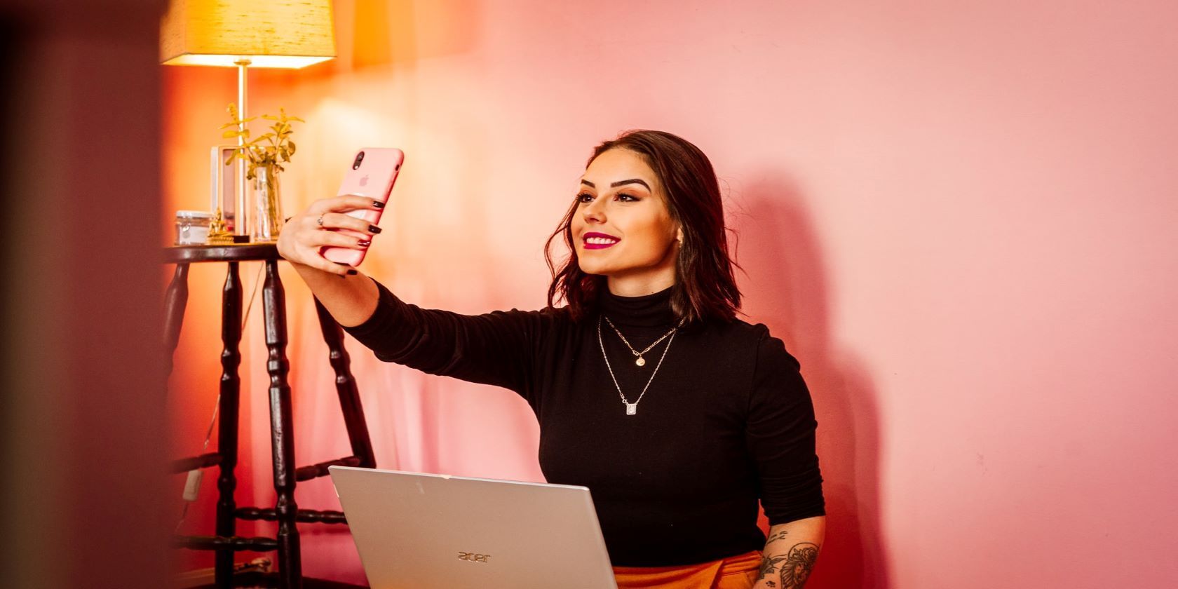 Zdjęcie influencerki robiącej selfie