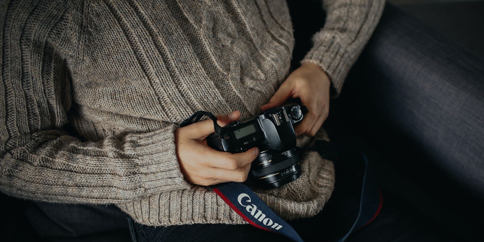 Fotografía del fotógrafo mirando a la cámara mientras está sentado