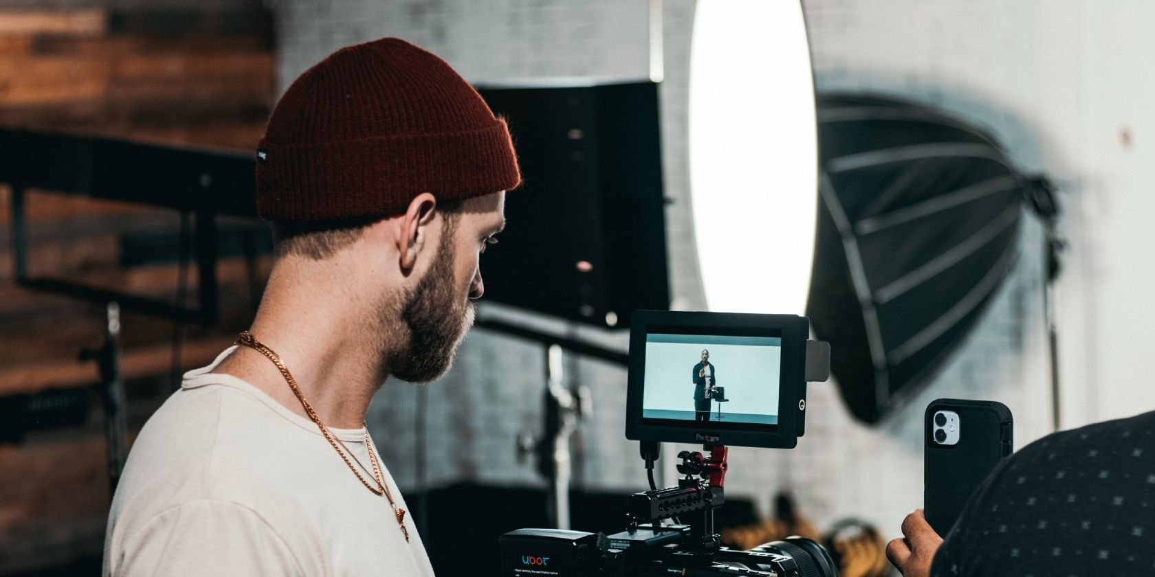 Fotografía del cámara en el estudio