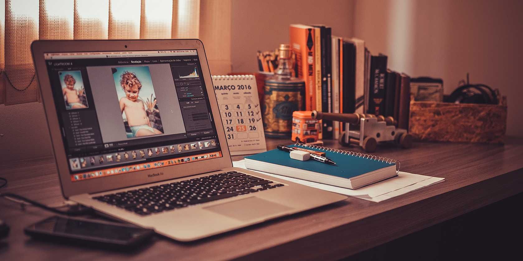 Zdjęcie Adobe Lightroom na ekranie komputera