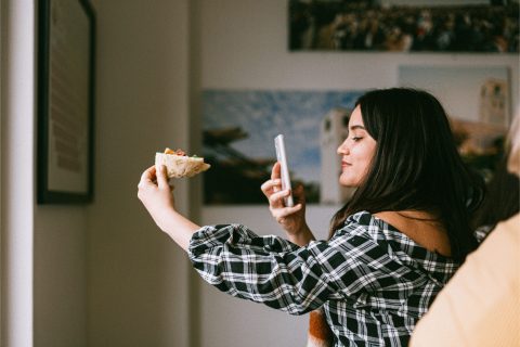 Cómo añadir imágenes o vídeos a una historia existente en Instagram