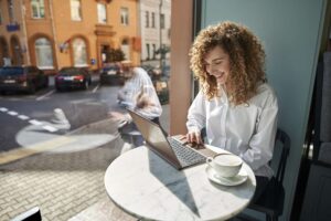 Jak odznaczyć siebie lub kogoś innego na Facebooku