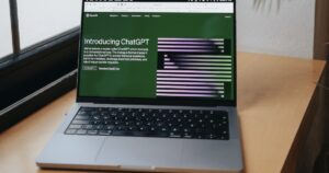 Un profesor suspende falsamente a toda una clase por plagio con ChatGPT. Incidente en Rzeszów en el que un profesor acusó falsamente a unos alumnos de plagio mediante ChatGPT.