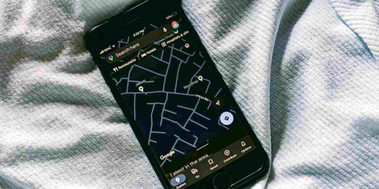 Jak wyłączyć tryb ciemny w Mapach Google na Androida i iPhone’a