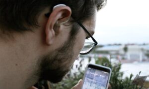 Zgodność z aparatami słuchowymi Bluetooth: które telefony ją posiadają